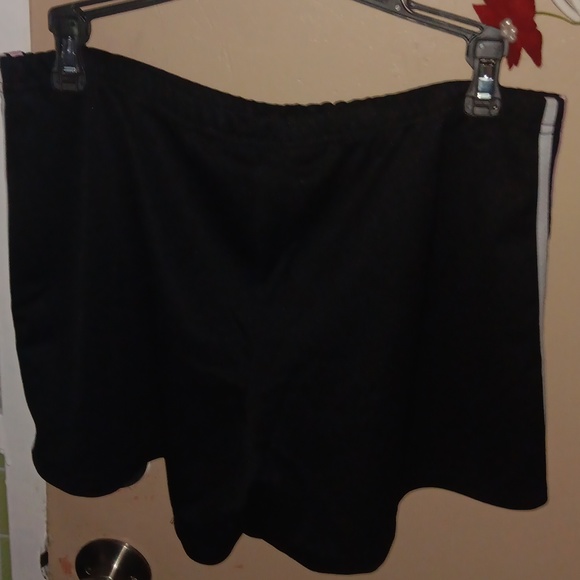 Shorts - Picture 3 of 3